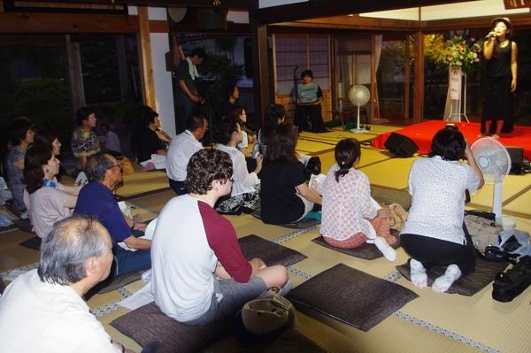 遠山 恵さんのライブを見ている地元の人たちの写真